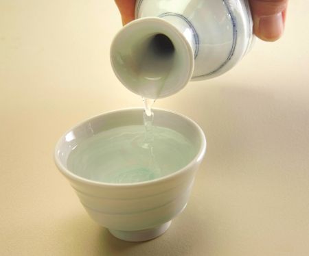 一般人都這樣認為，“酒是陳的香”，所以當自己有了好酒，喜歡將其放置起來。放起來的好處，一來是因酒越放得久，越是香醇，二來是白酒不斷漲價，藏起來更加保值。