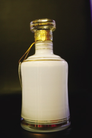 62歲“酒瓶專業(yè)戶” 25年集千余酒瓶
