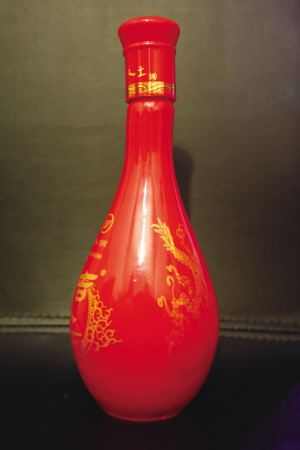 62歲“酒瓶專業(yè)戶” 25年集千余酒瓶
