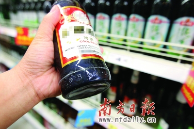 買啤酒時記得看酒瓶上的生產(chǎn)日期。李細華 攝